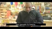 Reacción de un mendigo al regalarle lotería premiada